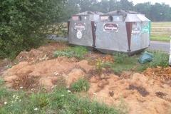 Gartenabfälle am Containerstandplatz Eichhorstweg