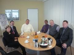 Oberbürgermeisterin und Wirtschaftsförderer beim abschließenden Gespräch mit Geschäftsführer Montour sen., Produktionsleiter Luer, Standortleiter John