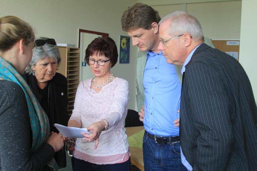 Personen schauen auf ein Dokument