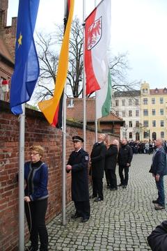 Hissen der Flaggen mit Trauerflor