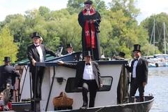 Pfarrer Christian Bochwitz segnet die Fischgründe.