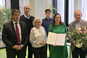 Dr. Manja Schüle brachte persönlich einen wichtigen Bescheid in die Stadt.