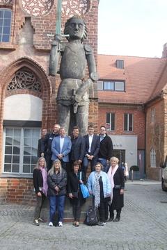 oben v.l.n.r.: Ole Christiansen (Chef für Beschäftigung und Bürgeranfragen), Peter Als (Vor-sitzender des Schulausschusses), Per Kjær (Bezirksschulleiter Hedegårdsskolen), Henrik Langer Carlsen (Bezirksschulleiter Baltorpskolen), Martin Gredal (Bezirksschulleiter Skovlunde Skole), Peter Haldor Hansen (Bezirksschulleiter Måløvhøj Skole), unten v.l.n.r.: Marianne Lykkeby (Internationale Beraterin), Gitte Graatang (Bezirksschulleite-rin Skovvejens Skole), Ulla Blom Kristensen (Chefin des Centers Schulen und Institutionen), Merete Trier Frederiksen (Bezirksschulleiterin Kasperskolen), Lotte Aabye (Abteilungsleiterin im Center Schulen und Institutionen)