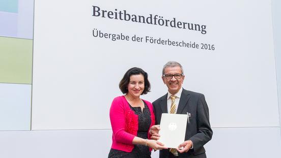 Dorothee Bär übergibt der Stadt Brandenburg, vertreten durch Reiner Heublein, den Fördermittelbescheid