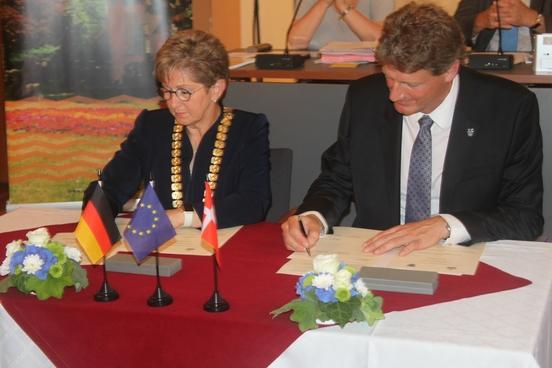 OBM und dänischer Bürgermeister unterschreiben den Vertrag