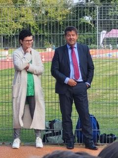 Steffen Scheller mit Schulleiterin Christina Hübner.