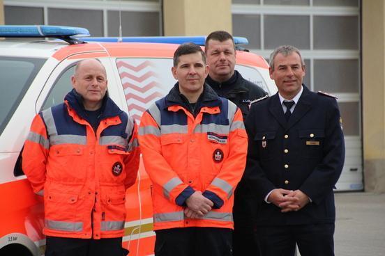 Leiter der Feuerwehr und des Rettungswesens, Mathias Bialek (r.) mit seinen Kollegen vor den neuen Fahrzeugen