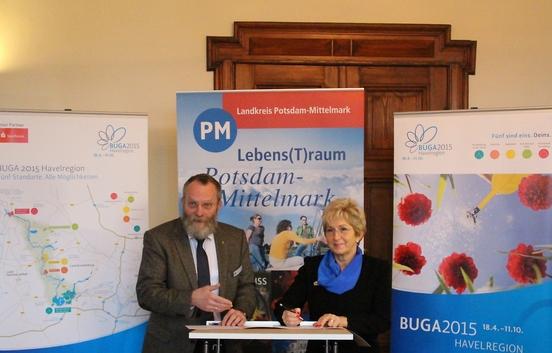 BUGA-Zweckverbandsvorsitzende Dr. Dietlind Tiemann und Landrat Wolfgang Blasig unterschreiben den gemeinsamen Kooperationsvertrag.