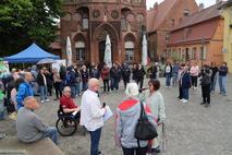 Viele Menschen waren vor das Rathaus gekommen, um für mehr Teilhabe zu demonstrieren.