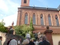 Reisende vor einer Kirche