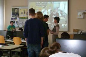 Schüler und Lehrerin während der Konferenz