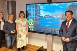 Oberbürgermeister Steffen Scheller mit den Projektbeteiligten Carolin Henning, Jeannine Albrecht und Jessica Schulz.