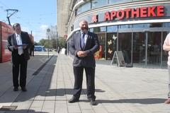 Rolf Notnagel (rechts) von den Brandenburger Verkehrsbetrieben stellt das auf der Nordseite des Bahnhofsumfeldes Geleistete vor.