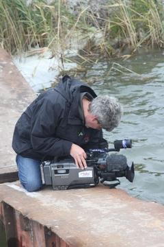Ein TV-Team dreht einen Beitrag über den Beginn der "Inselverschiebung" für die rbb-Nachrichten "Brandenburg aktuell".