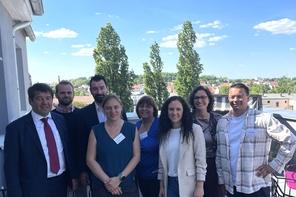 Mitglieder des Netzwerk Zukunft Pflege stehen mit dem Oberbürgermeister auf einer Terasse.