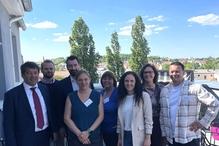 Mitglieder des Netzwerk Zukunft Pflege stehen mit dem Oberbürgermeister auf einer Terasse.
