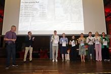 Die sieben besten Abiturienten.