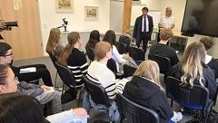 Oberbürgermeister Steffen Scheller stand den Jugendlichen im Verwaltungsquartier in der Klosterstraße Rede und Antwort.