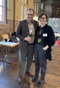 Simon Blaschke vom Berliner Landeskompetenzzentrum Pflege 4.0 und ZuPf-Netzwerkkoordinatorin Jenny Barthel.