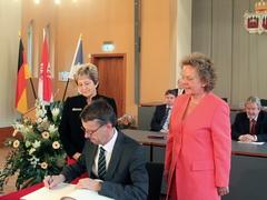 Der Präsident trägt sich ins "Goldene Buch" ein.