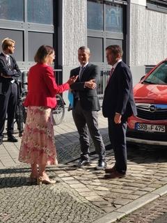 Austausch vor dem BfAA: Vizepräsidentin des BfAA Barbara Quick,Staatssekretär Bernd Klöster und Oberbürgermeister steffen Scheller (von links).