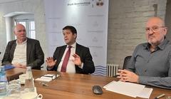 Steffen Scheller, Michael Wagner und Ralf Jörg Rißling im Gespräch mit Journalisten.