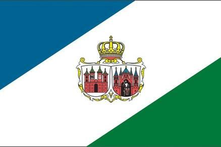 Diagonal gestreifte Flagge in blau-weiß-grün, auf dem weißen Streifen das Doppelwappen