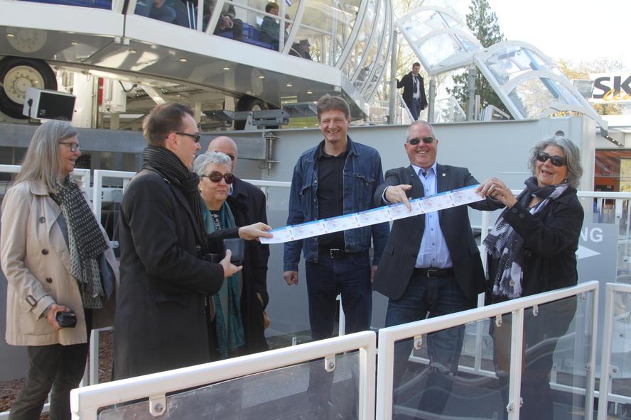 Personen mit Eintrittskarten für den Skyliner