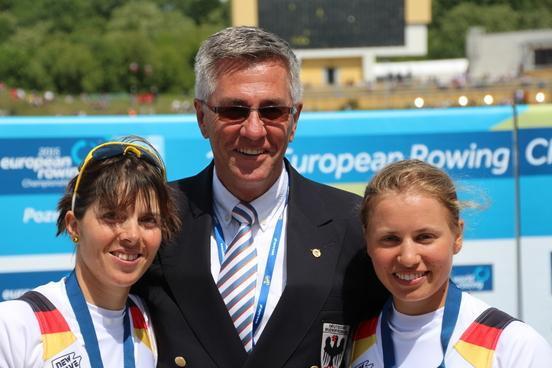 Vorsitzender Siegfried Kaidel mit zwei überglücklichen DRV-Ruderinnen.