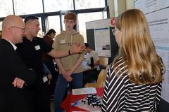 Daniel Keip im Gespräch mit Creme-Forschern, deren Proband er sein darf.