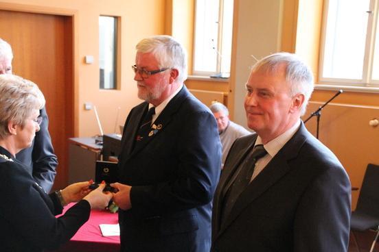 Die Oberbürgermeisterin überreicht die Ehrenmedaille an Hartmut Duif.