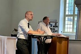 Oberbürgermeister Daniel Keip (links) und Lutz Laskowsky (Bürgerverein Neuendorf)