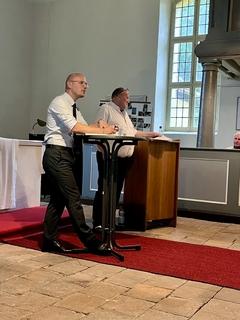 Oberbürgermeister Daniel Keip (links) und Lutz Laskowsky (Bürgerverein Neuendorf)