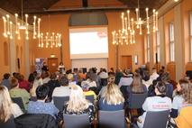 Nina Conzen von Mother Hood e. V. sprach über traumatischen Erlebnisse bei der Geburt.