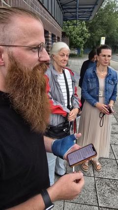 André Unglaube zeigt, was die blindFind-App kann.