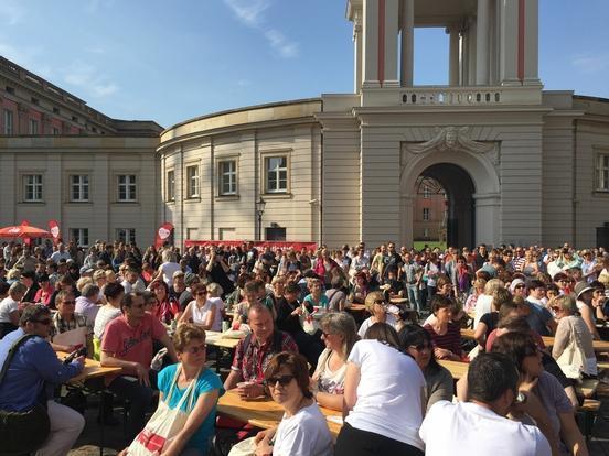 über 1000 Bürgerinnen und Bürger auf dem alten Markt vor dem Landtag