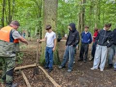 Die städtischen Waldarbeiter gaben wertvolle Tipps, so dass es leichter von der Hand ging.