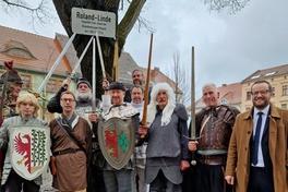 Die Rolande an der "Rolandlinde" auf dem Neustädtischen Markt.