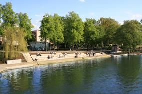 Besucher am Heinrich-Heine-Ufer