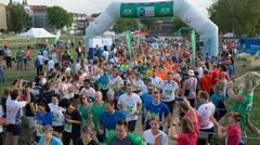 Viele Menschen starten den Staffel-Lauf gemeinsam