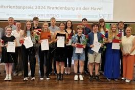 Brandenburgs beste Abiturinnen und Abiturienten 2024 mit Gratulanten und Sponsoren.