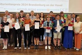 Brandenburgs beste Abiturinnen und Abiturienten 2024 mit Gratulanten und Sponsoren.