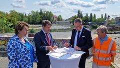 Oberbürgermeister Steffen Scheller und Infrastrukturminister Rainer Genilke unterzeichneten die Absichtserklärung zum Bau der Brücke.