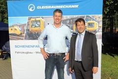 Steffen Scheller mit dem neuen Gleisbaumechanik-Chef Dr. Sven Teupke.