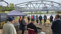 Während der Urkunden-Übergabe wurde die Montage der restaurierten Jugendstil-Geländersegmente fortgesetzt.