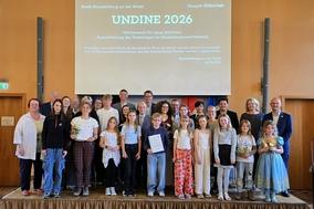 Das finale Gruppenbild: Preisträger, Jugendtheater, Sponsoren und Oberbürgermeister Daniel Keip vereint auf dem Podium.