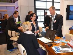 Gespräche mit interessierten Messeteilnehmern am Stand der Stadt Brandenburg an der Havel