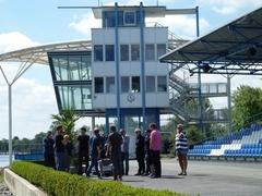 Besprechung des TV-Teams vor Beginn der Dreharbeiten zum Ruder-Duell "Beginner gegen Gewinner".