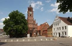 Altstädtischer Markt mit Bibliothek und Rathaus.