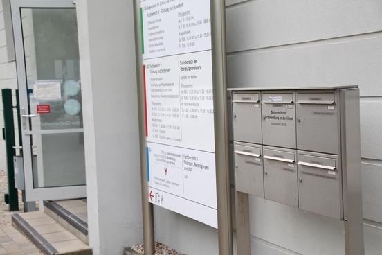 Der Briefkasten der Wahlbehörde befindet sich rechts neben dem Eingang des Verwaltungsgebäudes am Nicolaiplatz 30.